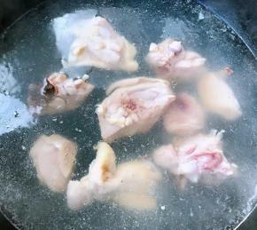 锅中烧开水放入鸡腿同时倒入料酒e焯水断生去除多余的油脂和血水