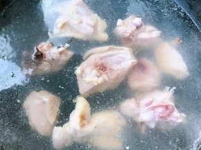 锅中烧开水放入鸡腿同时倒入料酒e焯水断生去除多余的油脂和血水