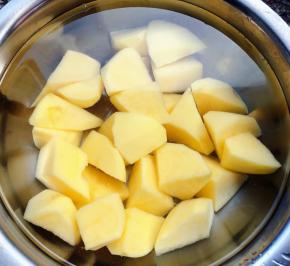 土豆切成大小均匀的块状放入清水中浸泡十分钟去掉多余的淀粉