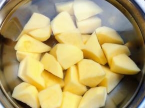 土豆切成大小均匀的块状放入清水中浸泡十分钟去掉多余的淀粉