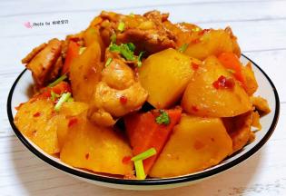 香辣可口的鸡腿炖土豆胡萝卜装入盘中就大功告成了