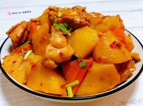 香辣可口的鸡腿炖土豆胡萝卜装入盘中就大功告成了