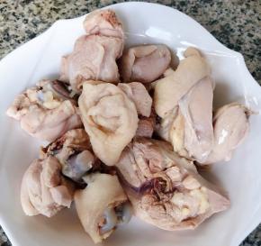 焯好水的鸡腿立即放入冷水中葱洗干净沥干水份