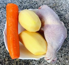 准备原材料鸡腿、胡萝卜和土豆去皮洗净