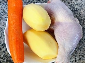 准备原材料鸡腿、胡萝卜和土豆去皮洗净
