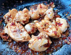 放入鸡腿炒至入味