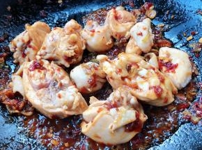 放入鸡腿炒至入味