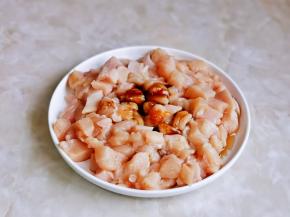 切好的鸡丁装盘，加入料酒，生抽，蚝油。