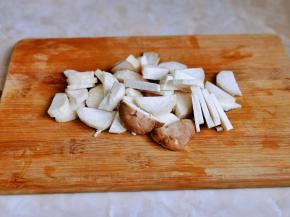 杏鲍菇去皮洗干净切片。