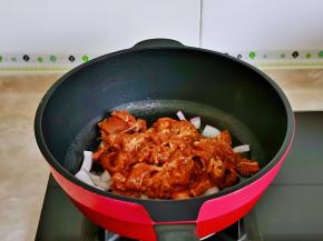 再加入腌制好的牛肉。