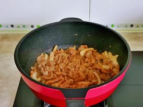 翻炒牛肉变色。