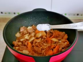 按个人口味加入盐，快速翻炒。