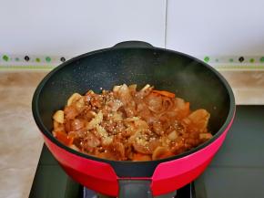 撒上熟白芝麻，翻炒均匀关火出锅。