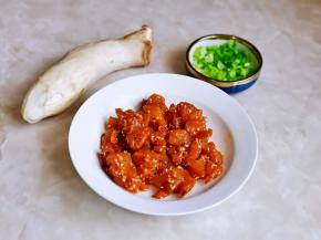 小葱去皮切葱花。