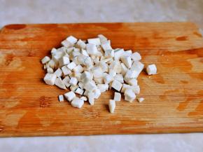 杏鲍菇去皮切丁，洋葱也切丁。