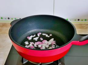 起油锅加入洋葱丁煸炒。