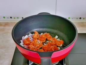 再加入腌制好的鸡胸肉。