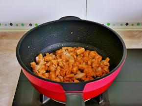 小火翻炒至鸡丁变色盛出备用。