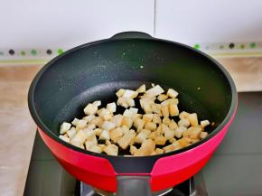 倒入杏鲍菇丁小火翻炒。