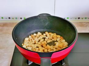 加入1汤勺纯净水，小火将杏鲍菇煮熟。