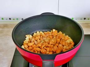 加入煸炒过的鸡丁。