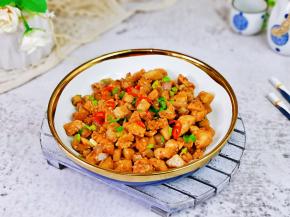 盛出装盘，点缀上葱花与辣辣段。