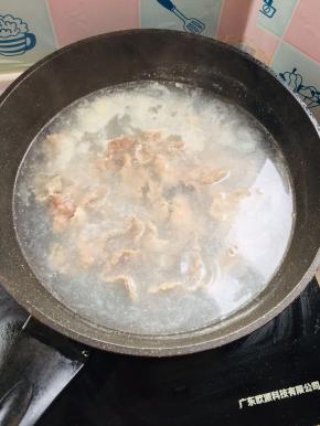 锅中水开下肉片，煮两分钟左右即可捞出！
