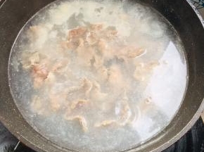 锅中水开下肉片，煮两分钟左右即可捞出！