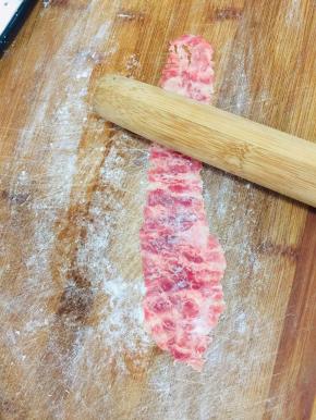 用擀面杖敲成薄片！使劲儿的敲，越大越薄越好！