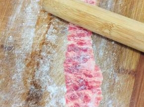 用擀面杖敲成薄片！使劲儿的敲，越大越薄越好！