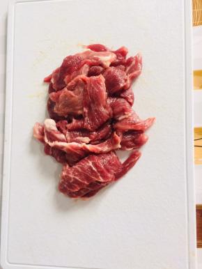 里脊肉洗净切成薄片备用！