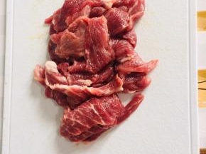 里脊肉洗净切成薄片备用！
