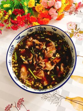 煮好的肉片放入汤底中，搅和搅和，鲜嫩可口不塞牙的锤子肉就做好啦！