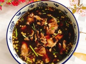 煮好的肉片放入汤底中，搅和搅和，鲜嫩可口不塞牙的锤子肉就做好啦！