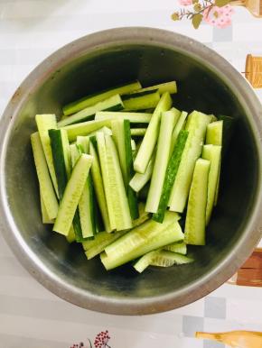 切好的黄瓜段放入盆中！