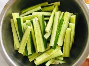 切好的黄瓜段放入盆中！