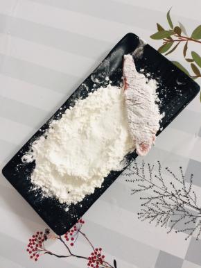 切好的里脊肉两面都裹上一层淀粉！