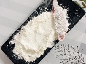 切好的里脊肉两面都裹上一层淀粉！