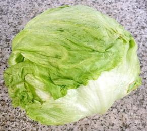 准备一棵生菜洗净沥干水份