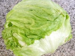 准备一棵生菜洗净沥干水份