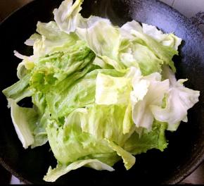 放入生菜大火快速翻炒