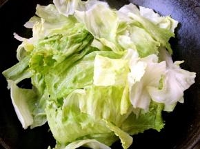 放入生菜大火快速翻炒