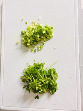 葱切成葱花，香菜切成段备用！
