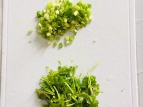 葱切成葱花，香菜切成段备用！