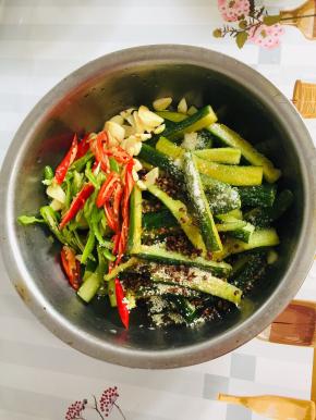 加蒜片，小米辣，尖椒，生抽，白醋，白糖，鸡精，花椒！