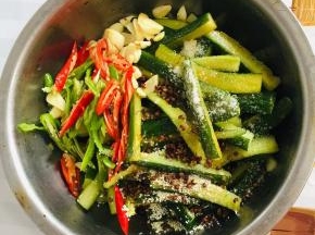 加蒜片，小米辣，尖椒，生抽，白醋，白糖，鸡精，花椒！