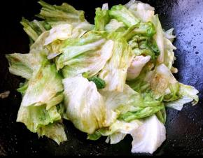 生菜炒至微微变软放入盐和味精调味均匀