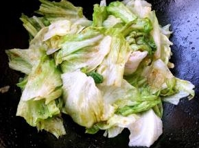生菜炒至微微变软放入盐和味精调味均匀