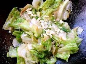 最后放入剩余蒜粒炒出蒜香味即可出锅享用