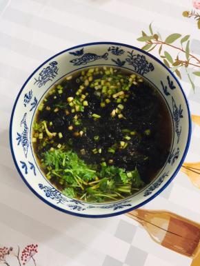 加入适量的开水搅拌均匀调成汤底！有条件的可以加入鸡汤或者大骨汤，味道会更鲜美哦！